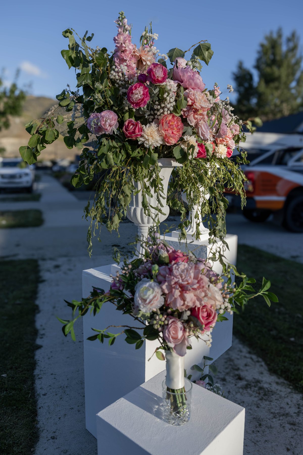 Urn arrangements on stacked plinths